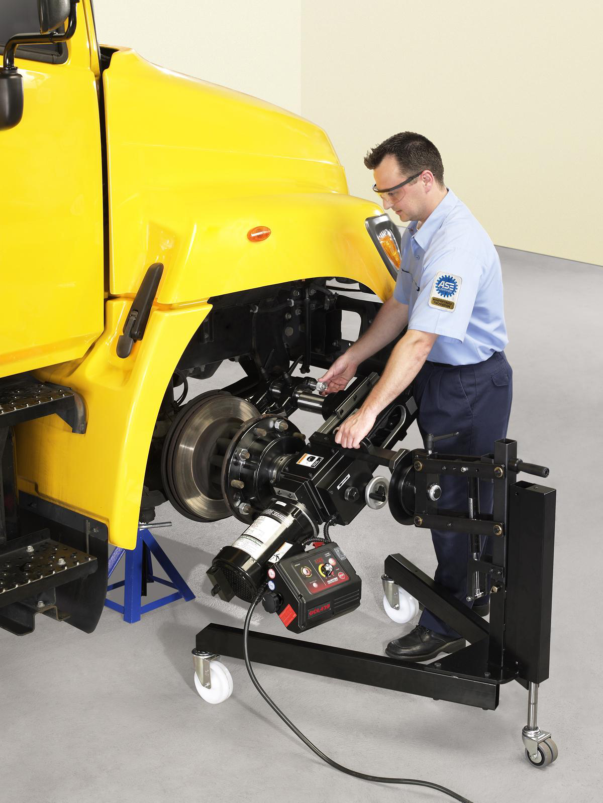 Hunter designs rotor lathe for heavy-duty brake service